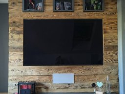 Altholzbretter original gehackt - TV-Wand